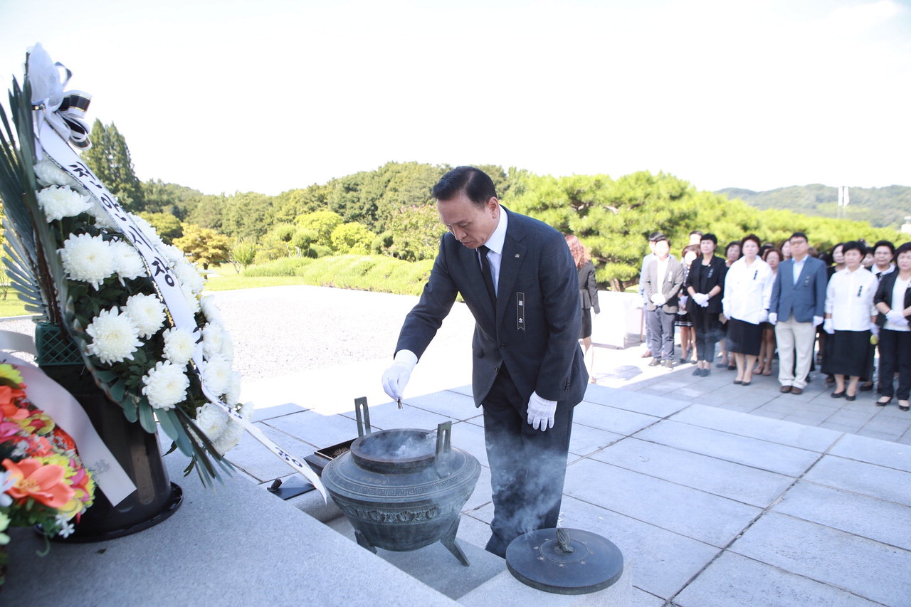 구본영 천안시장이 14일 국립망향의동산 장미묘역을 찾아 일본군 위안부 피해자의 넋을 기리기 위해 헌화와 분향을 하고 있다. /천안시 제공