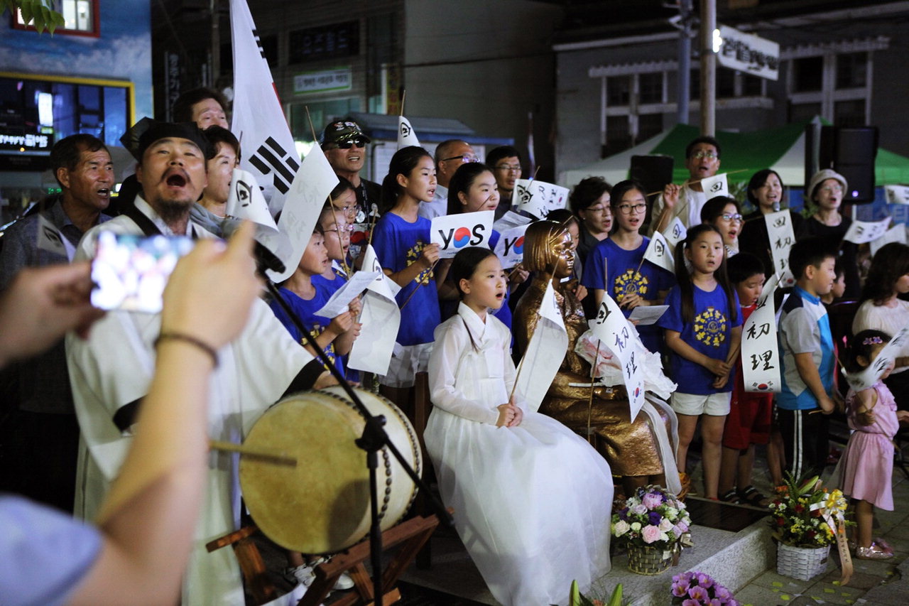 김종곤 훈장과 국악자매 김다현 양이 시민들과 함께 '홀로 아리랑'을 부르고 있다.