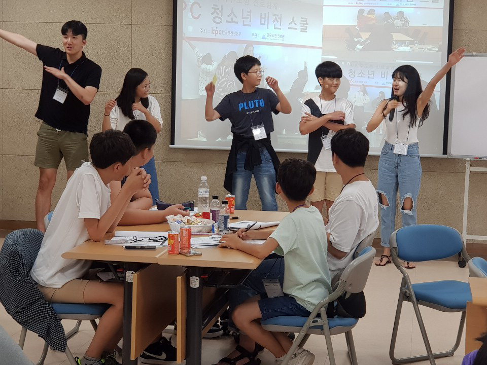 진천군이 후원한 청소년 비전수쿨에서 학생들이 개인 특기를 발표하고 있다./진천군 제공