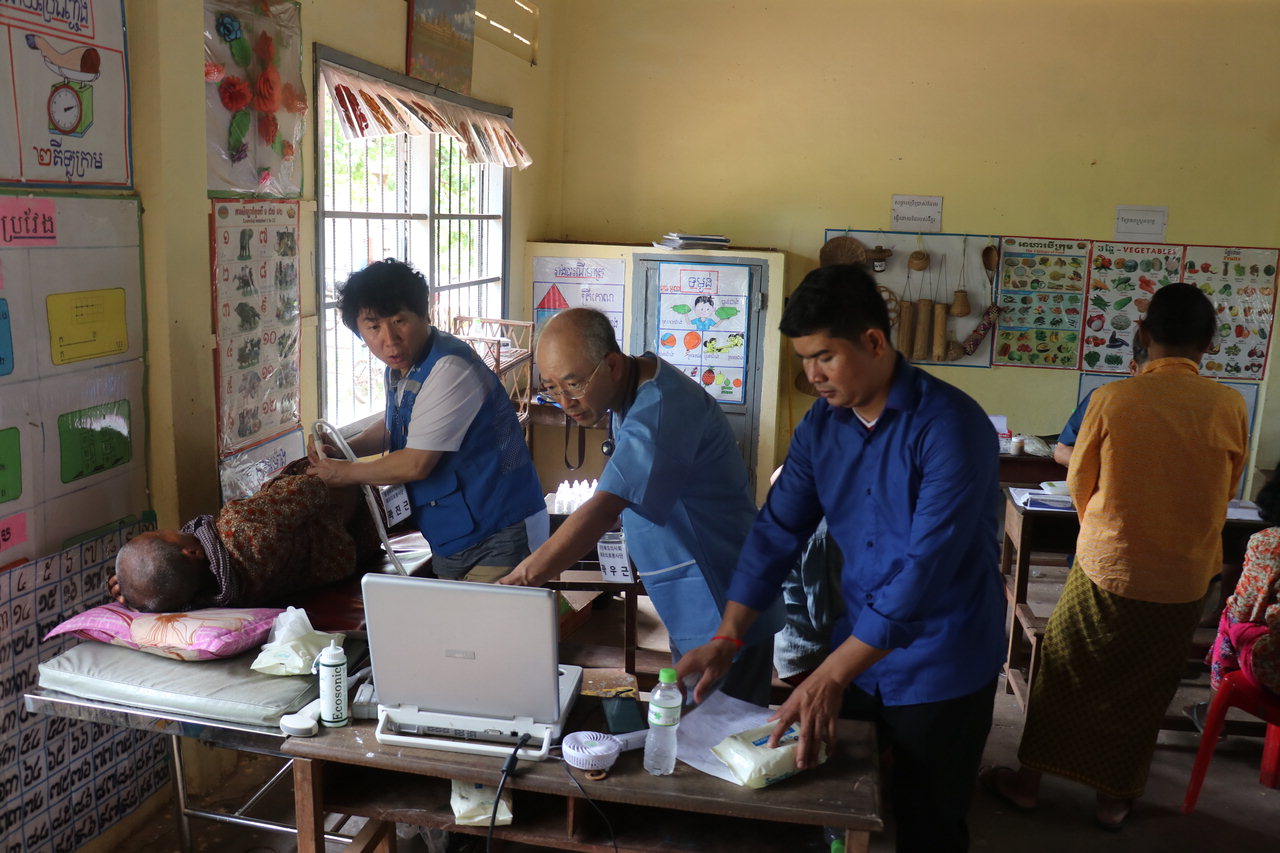 충북의사회는 지난 11일부터 15일까지 4박5일의 일정으로 캄보디아 씨엠립주를 방문해 해외의료봉사를 진행했다. /충북의사회 제공