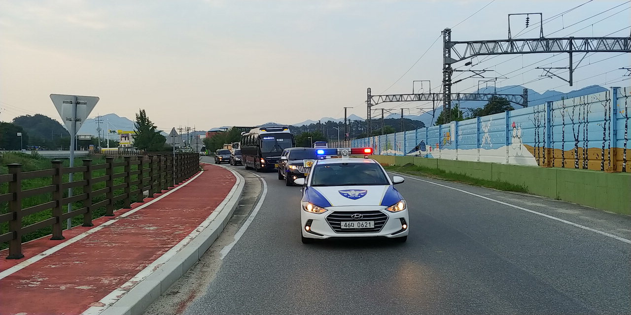 군북파출소는 21일 옥천농협장례식장에서 국립묘지로 출발하는 국가유공자 운구 차량에 대한 에스코트를 실시했다. / 옥천경찰서 제공
