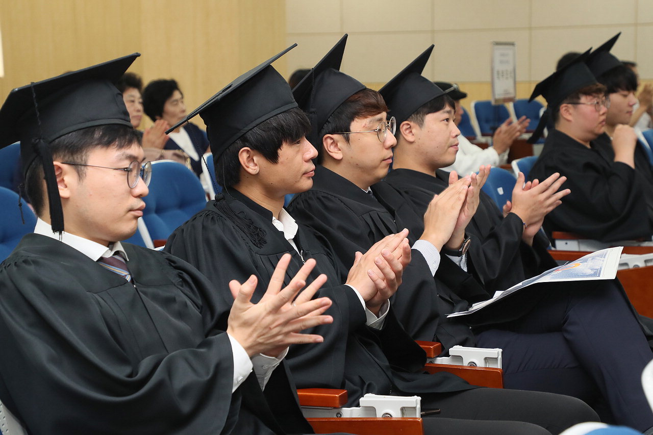 지난 22일 열린 우석대 진천캠퍼스 2018년 후기 학위수여식에서 졸업생들이 박수를 치고 있다.