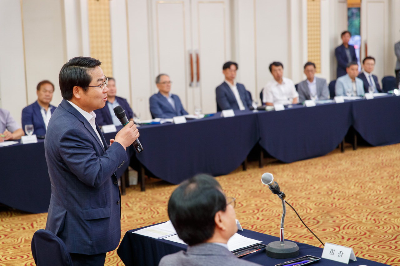 오세현 아산시장이 기업 지원 방향에 대한 발언을 하고 있다.