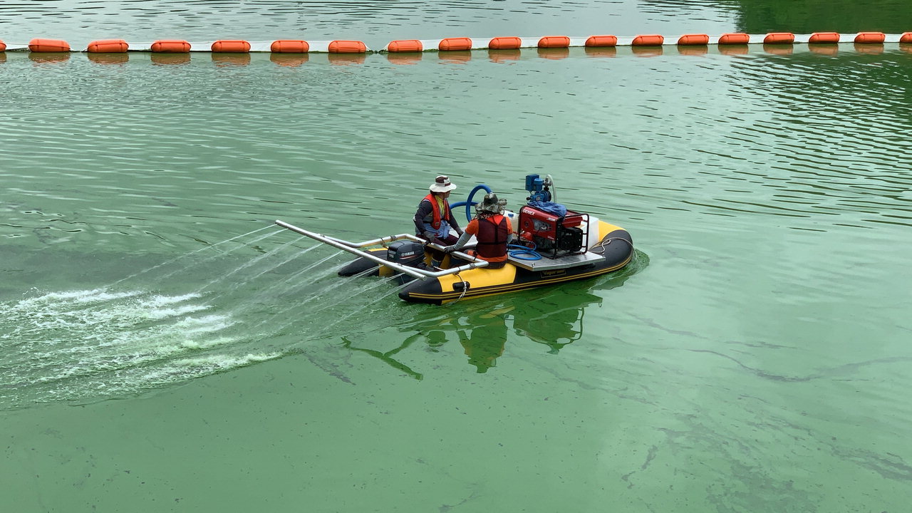 한국수자원공사와 충북 옥천군은 28일 대청호 상류에서 녹조 확산 방지를 위해 '녹조 저감 기술'을 시연했다. / 수자원공사