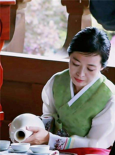 1994년 충청북도 무형문화재 4호로 지정받은 신선주를 따르고 있는 박준미씨.