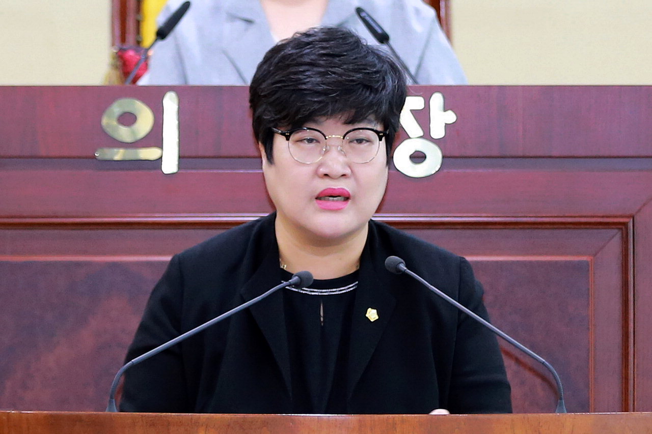김희영 의원이 유성기업 노사문제의 평화로운 해결 촉구 성명서를 대표발의 하고 있다.
