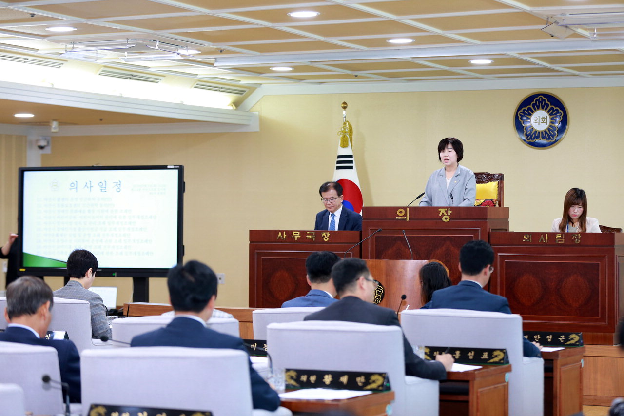 아산시의회 김영애 의장이 제214회 임시회 9일간의 일정을 마무리 하고 있다.