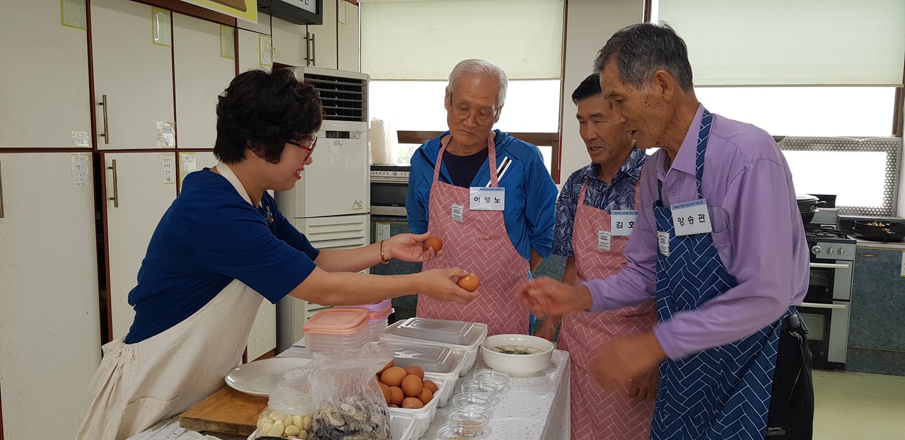 지난 9일 개강한 '할배들의 행복한 밥상 만들기' 프로그램에서 독거 노인들이 요리를 배우고 있다./ 진천군 제공