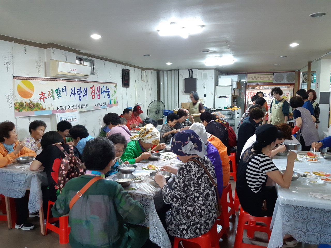 영동군여성단체협의회와 일선회는 9일 영동전통시장에서 400여명의 주민에게 사랑의 점심나누기를 실시했다. / 영동군 제공