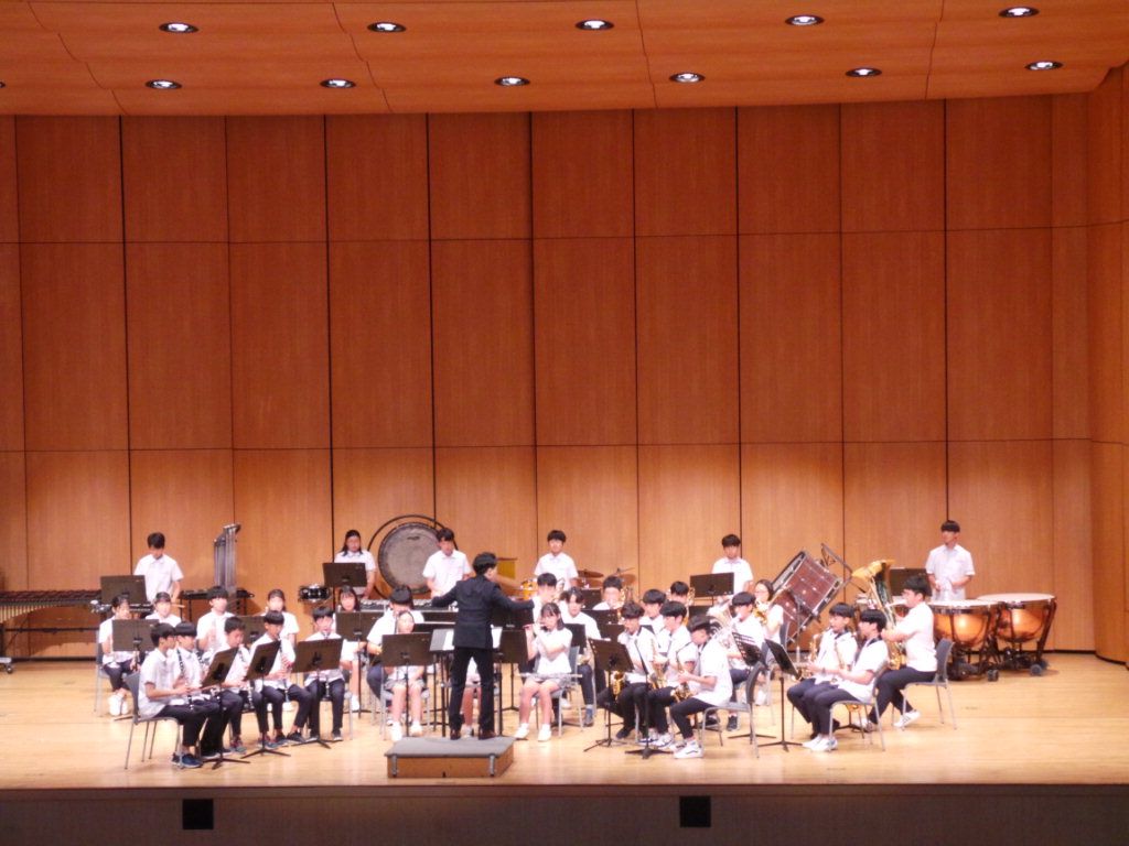 진산중학교는 지난 6일 제58회 충남 중고등학생 음악경연대회에서 전교생이 관악합주에 참가, 은상을 수상하는 쾌거를 이뤘다.