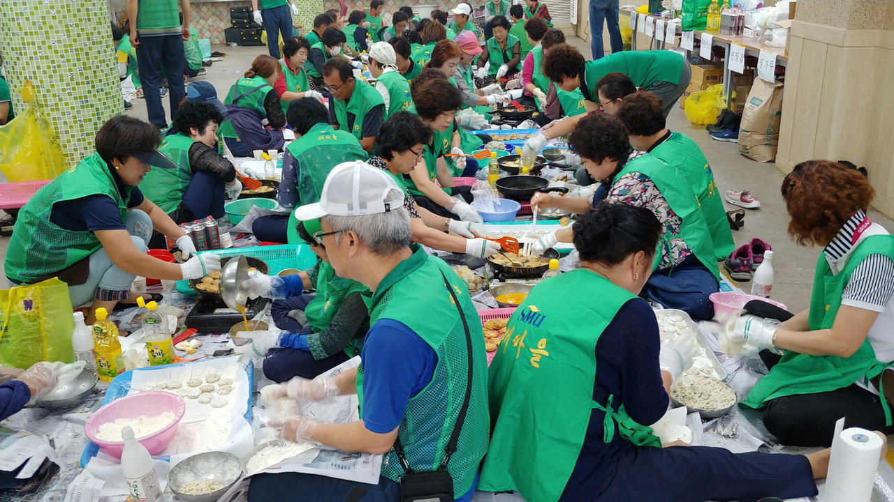 영동군자원봉사센터는 10일 여성회관에서 관내 소외계층을 위해 명절 음식을 만들어 400여 가구에 전달했다. / 영동군 제공