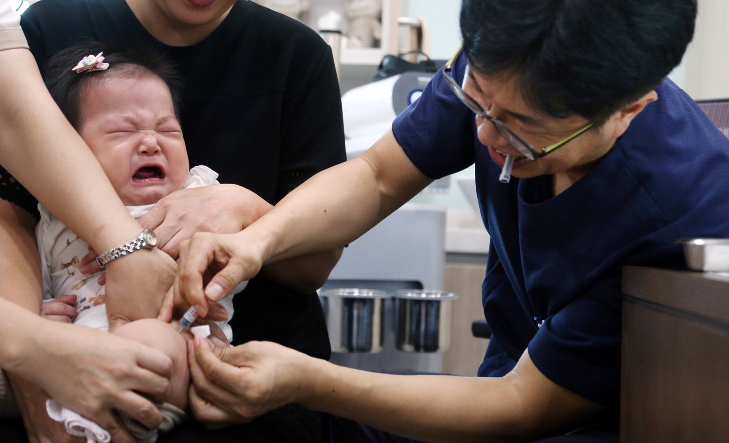 청주시내 한 병원에서 영아가 인플루엔자 예방접종을 받고 있다. / 중부매일DB<br>
