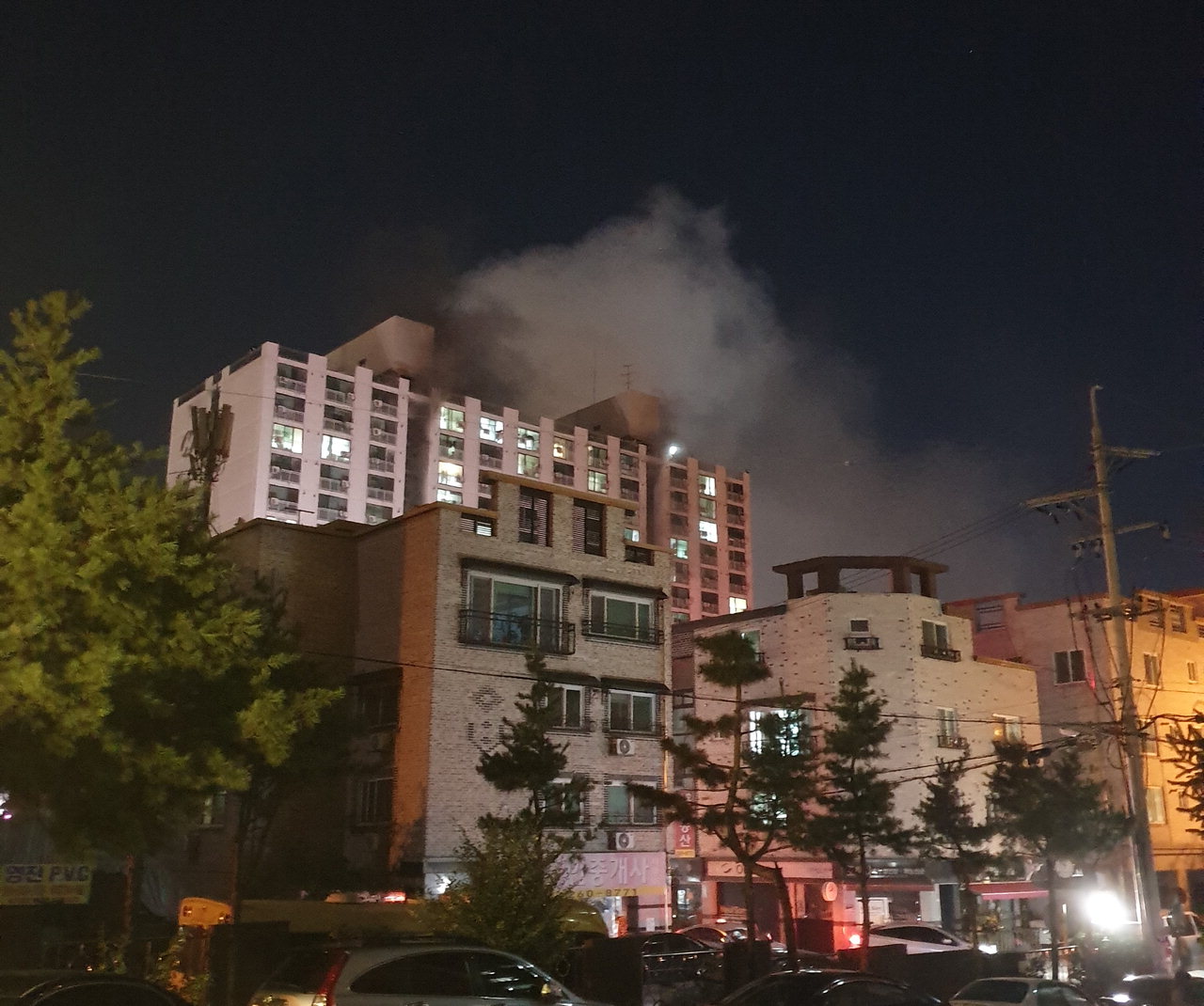 지난 13일 오후 11시 39분께 서원구 개신동의 한 아파트 9층에서 불이 났다. / 독자제공