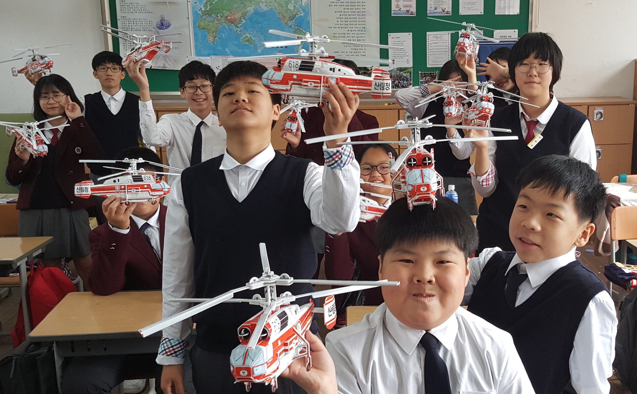 지난 17일 진천군 서전중학교에서 열린 산림청 직업탐색 특강에서 학생들이 직접 조립한 모형 비행기를 자랑하고 있다./산림청 제공