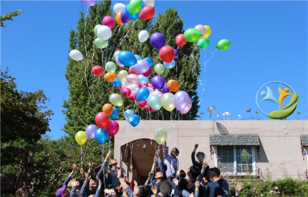 지난 16~17일 법무부 청주청소년꿈키움센터가 진행한 소나기 가족솔루션 캠프에서 미평여자학교 학생들이 희망 풍선을 날리고 있다.