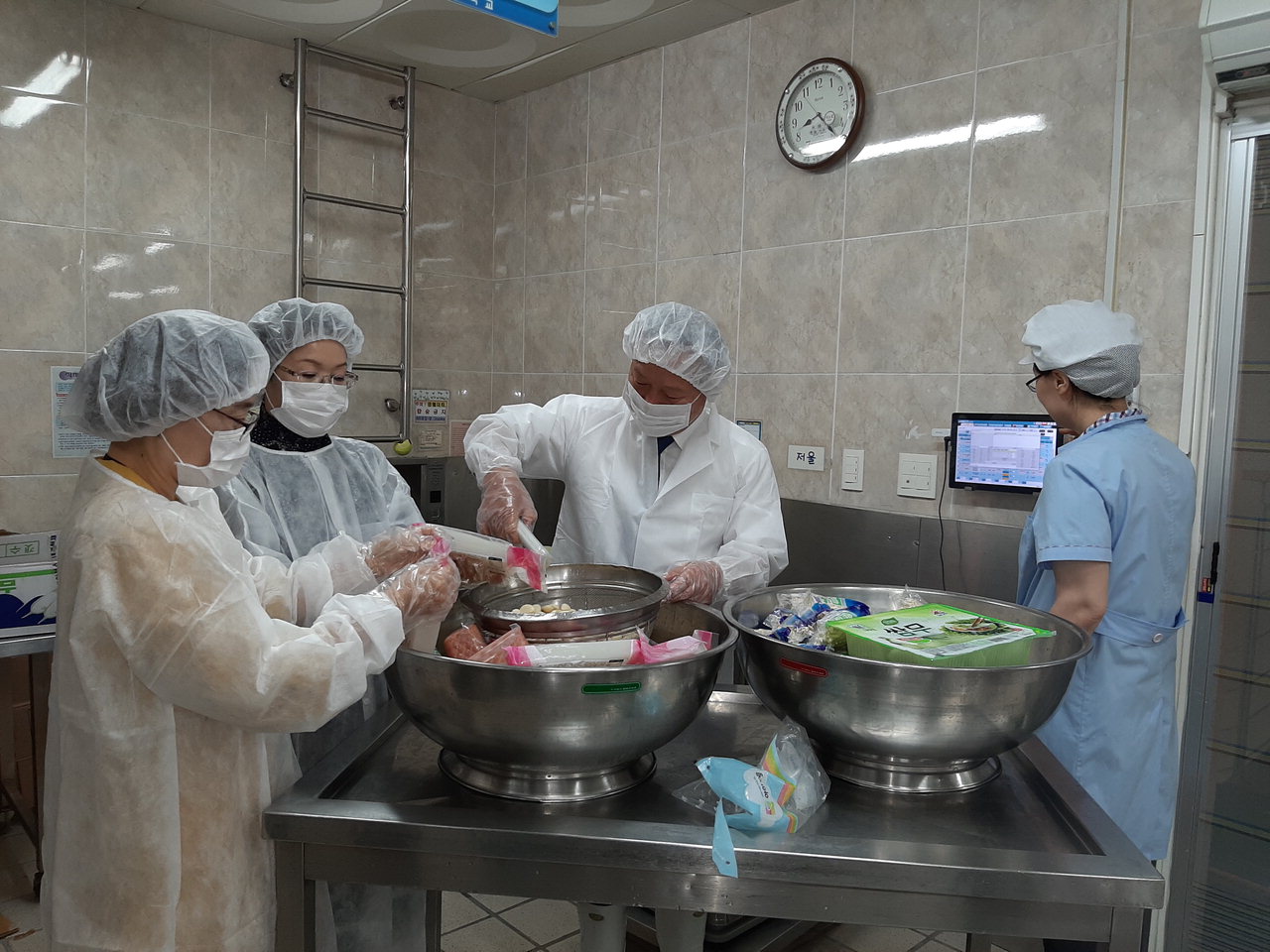 옥천교육지원청은 20일 장야초등학교 식생활관에서 식재료 검수과정과 급식시설 및 식재료 관리상태를 점검했다. / 옥천교육지원청 제공