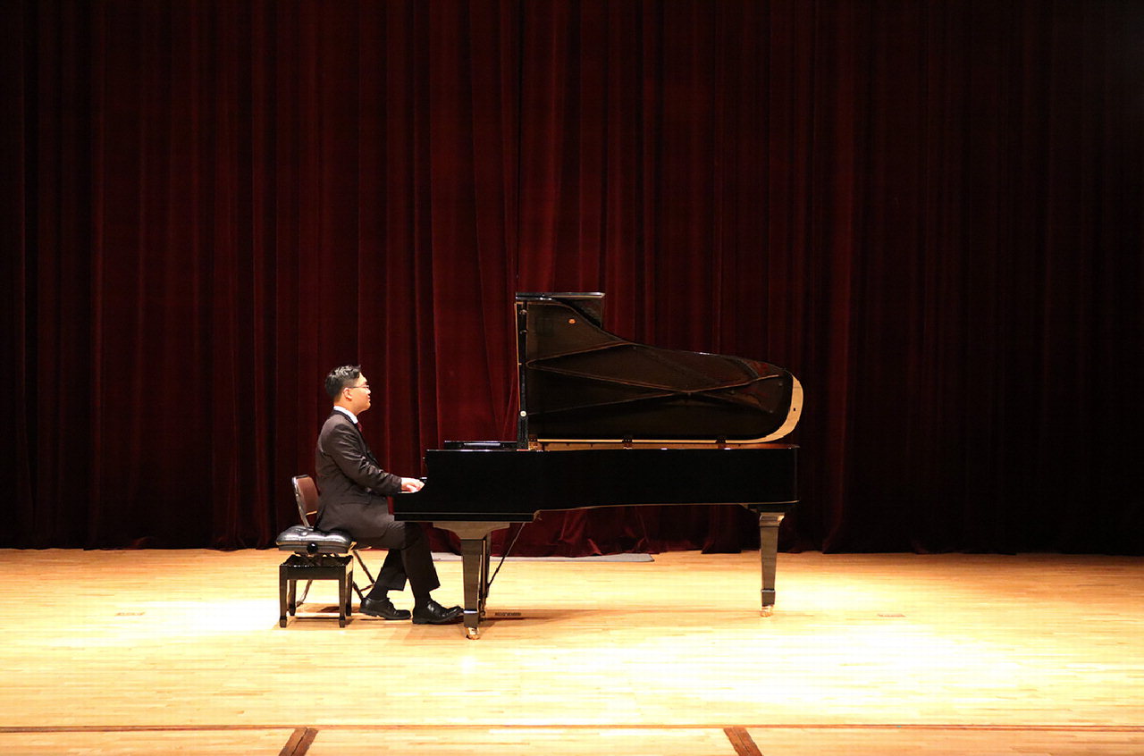 피아니스트 김두민(16) 군이 지난 23일 서원대 예술관 공연장에서 피아노 연주를 하고 있다. / 서원대학교 제공