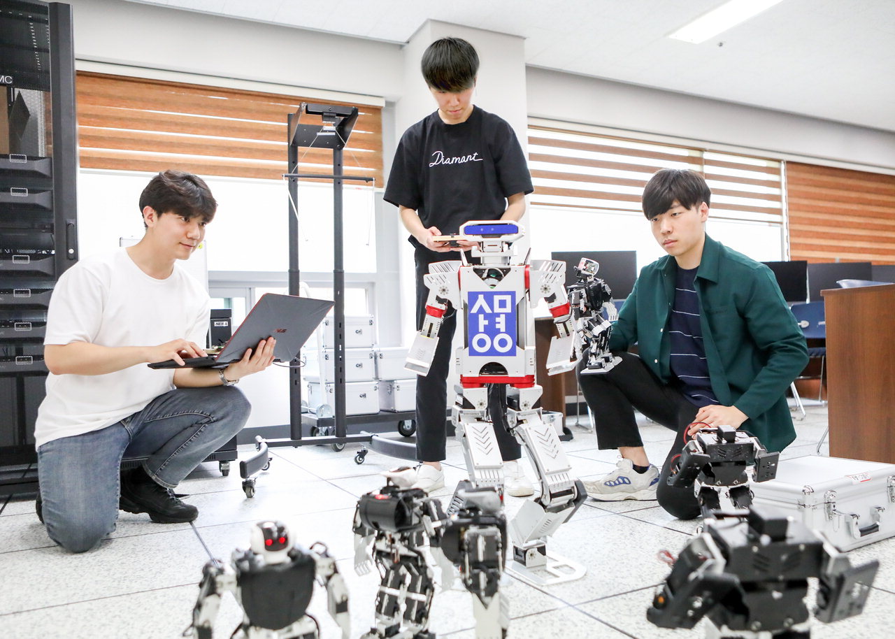 상명대 학생들이 AI 로봇을 작동하고 있다. 상명대 제공