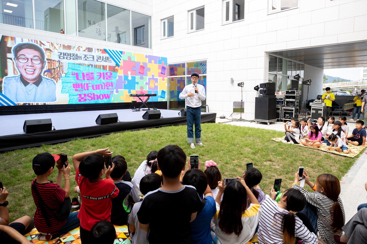 지난 28일 개막한 증평 아고라 북 페스티벌에서 주민들이 개그맨 김영철의 조크 콘서트를 관람하고 있다.