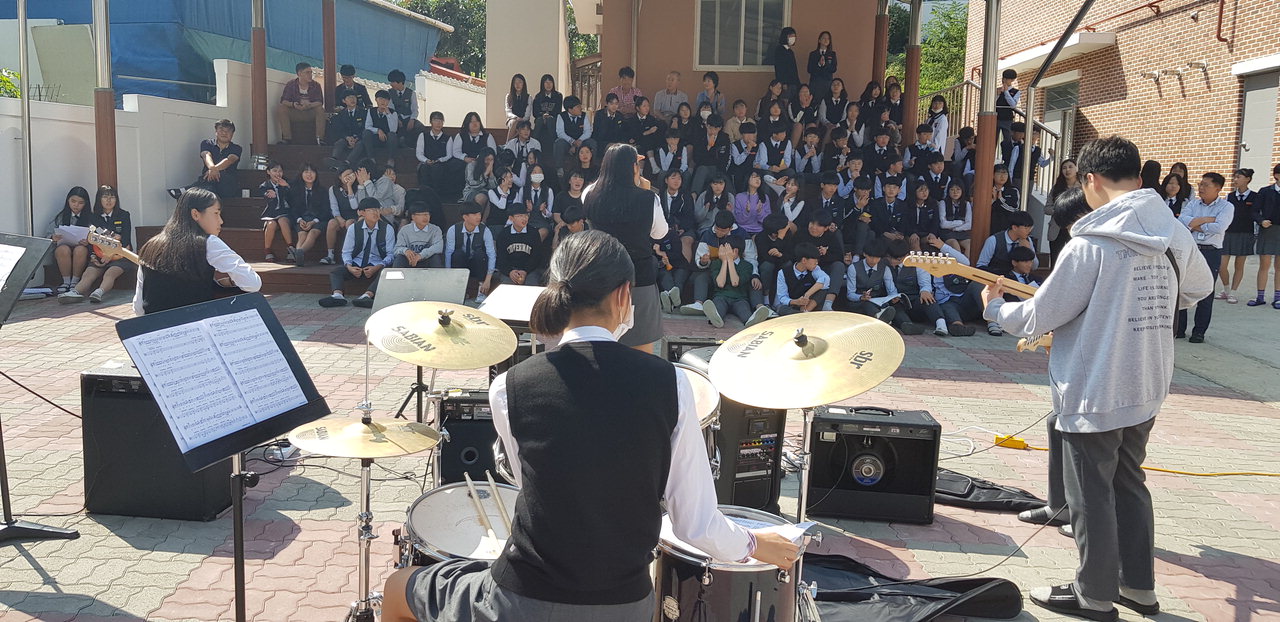 영신중 밴드동아리 펠리체는 지난 30일 후관 야외음악당에서 일곱번째 버스킹 콘서트를 열었다. / 영신중학교 제공