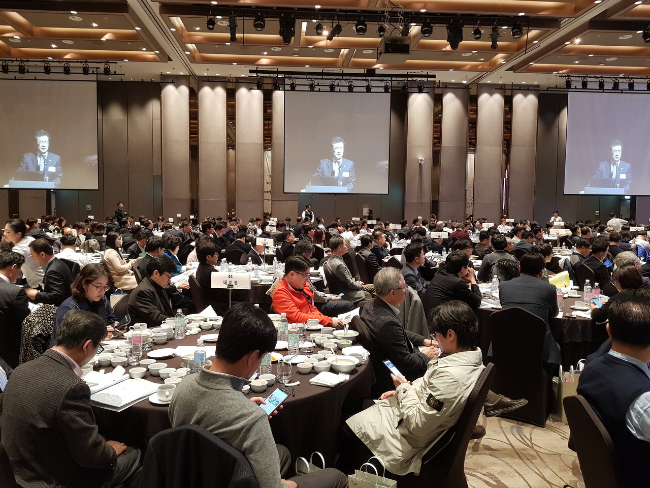 충북도가 충북으로의 투자유치를 이끌어내기 위해 전국 각 기업을 초청해 투규모 투자유치 사업 설명회를 개최했다.