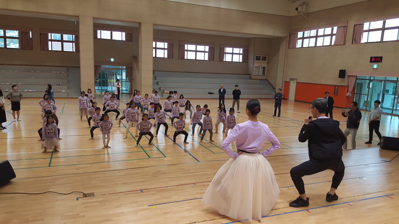 청주 북이초 학생들이 7일 국립발레단과 함께 발레수업을 하고 있다. / 북이초등학교 제공