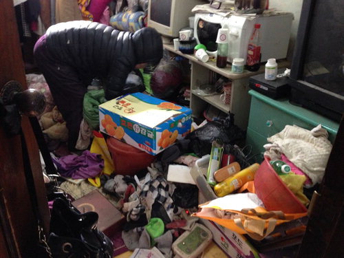 2015년 당시 유은영 주무관이 청소지원 등을 해준 5t 쓰레기집 모습. /중부매일DB