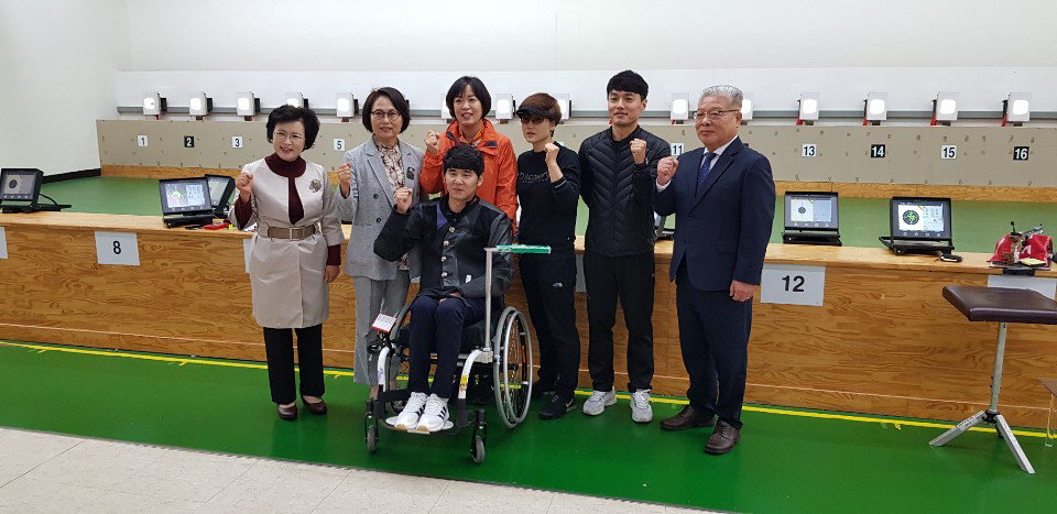 박노일 청주시장애인체육회 사무국장은 10일 '제39회 전국장애인체육대회'에 출전하는 사격선수단을 격려했다.