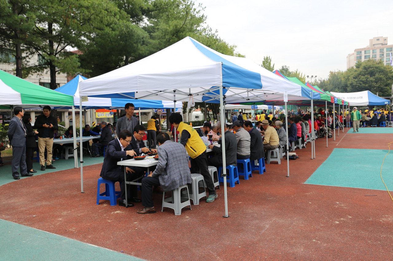 청주시 상당구 용암1동 자원봉사대는 10일 자장면 무료급식을 실시했다.
