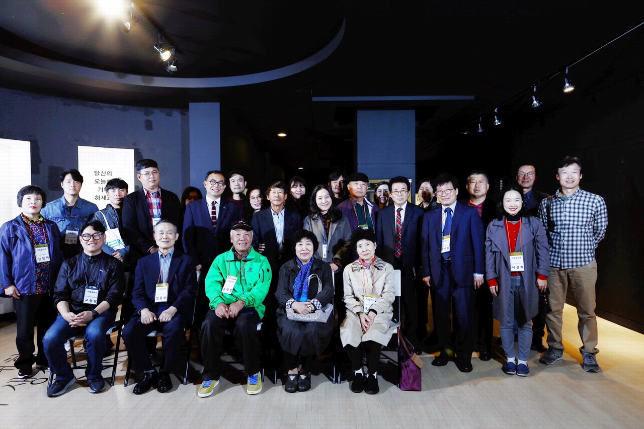오는 31일까지 옛 한국공예관에서 열리는 기록 플러스 전시에 참여하는 시민과 작가들.