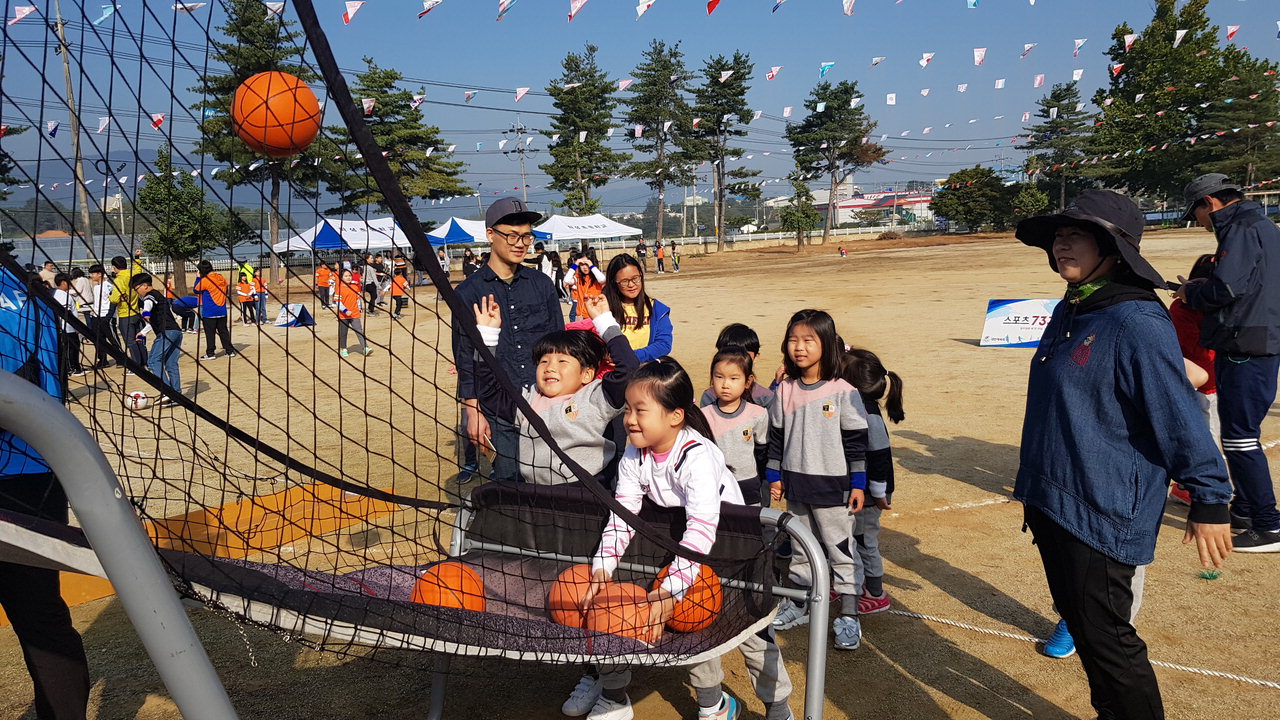 진천군 학성초등학교는 지난 11일 교내에서 '학성 숲속 행복 축제'를 열었다.