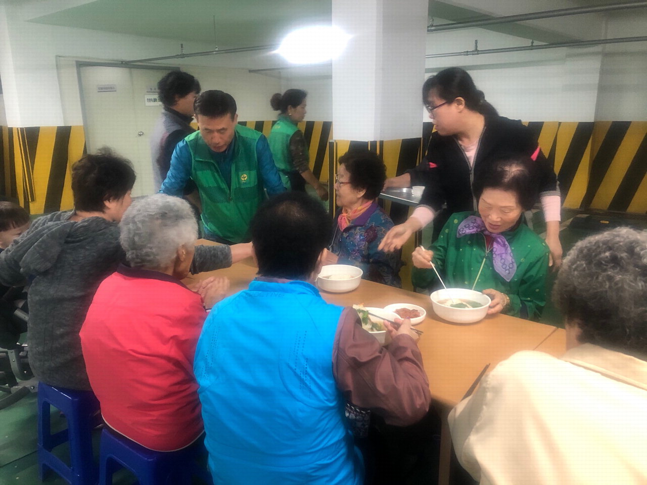 청주시 상당구 용암2동 새마을부녀회는 10일 행정복지센터 지하에서 사랑의 점심 나눔 행사를 가졌다.