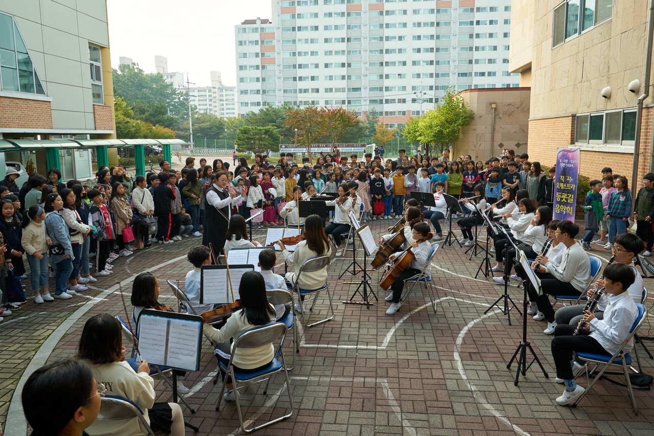 청주 직지초등학교의 '직지오케스트라'가 14일 등굣길 음악회를 열고 있다.  / 직지초등학교 제공