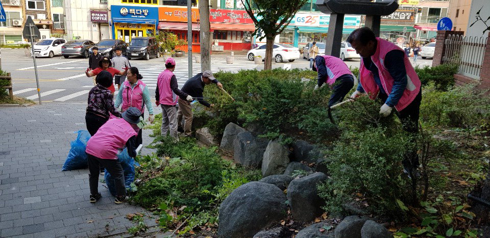 청주시 서원구 사창동 통장협의회는 14일 충북대 중문 일대에서 적치된 나뭇가지와 불법 투기된 쓰레기를 수거하며 환경정화활동을 펼쳤다.