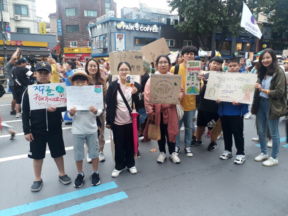 청소년 기후 동아리가 지난달 21일 서울에서 열린 기후위기 비상행동에 참가해 캠페인을 진행했다.