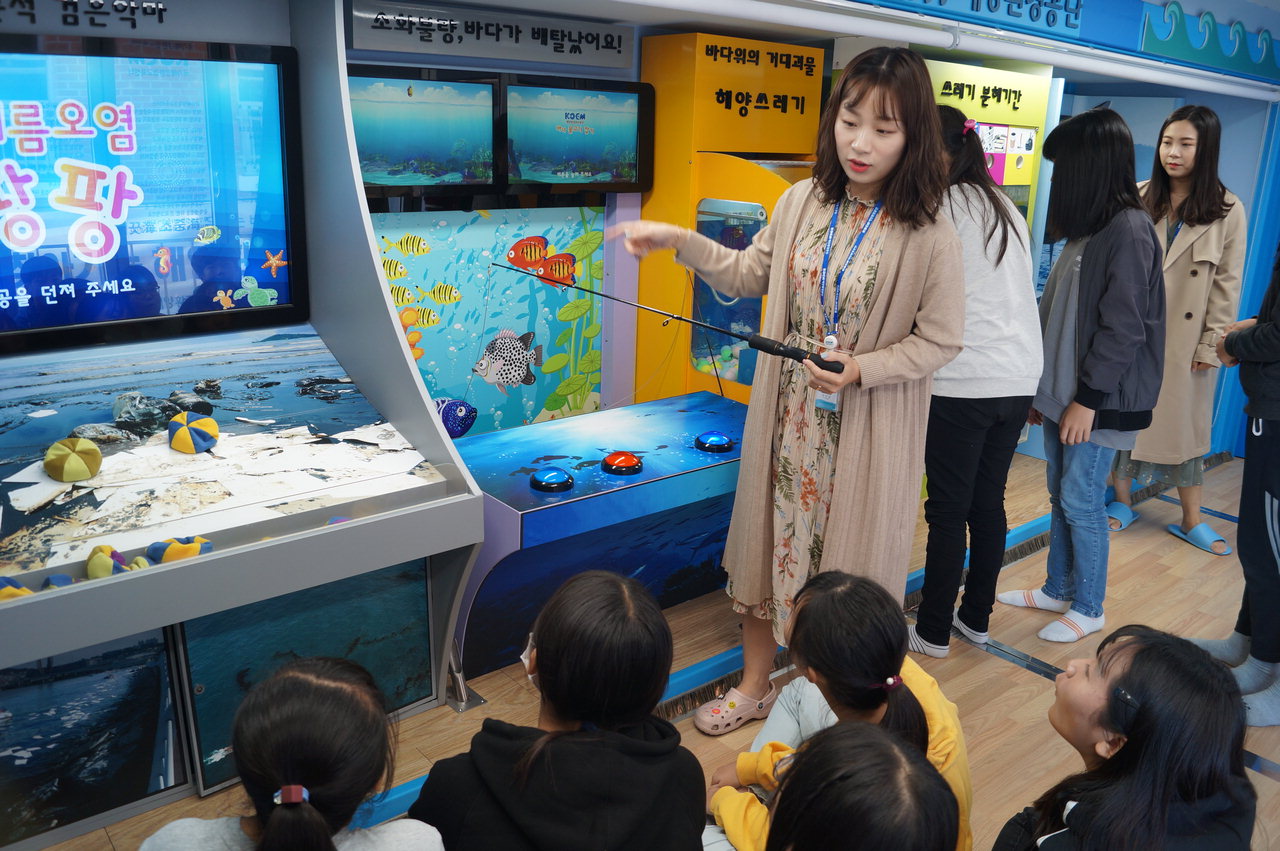 진천군 초평초 학생들이 15일 해양환경버스 이동교실에서 바다 생태 교육을 받고 있다./초평초 제공