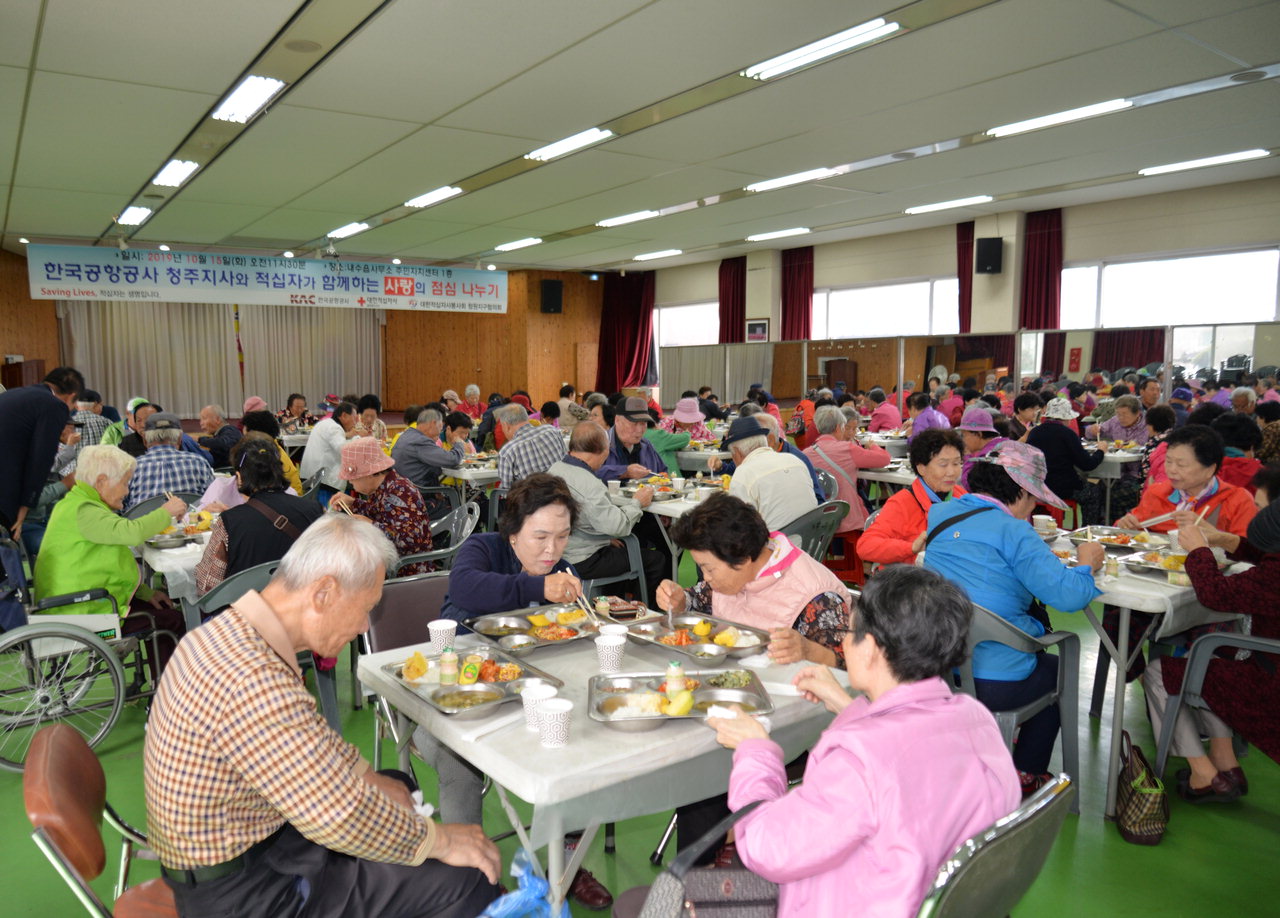 한국공항공사 청주지사는 15일 청원구 내수읍사무소에서 대한적십자사 충북지사와 함께 주민 300명을 대상으로 급식봉사를 했다.