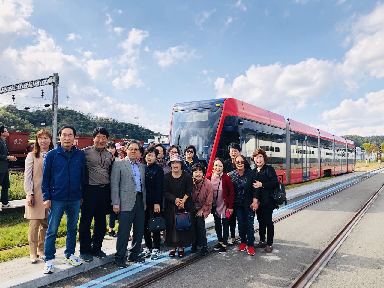 청주시는 15일 흥덕구 주민 30여명을 대상으로 오송시설장비 사무소 내 한국철도기술연구원에서 무가선 저상트램 체험을 실시했다.