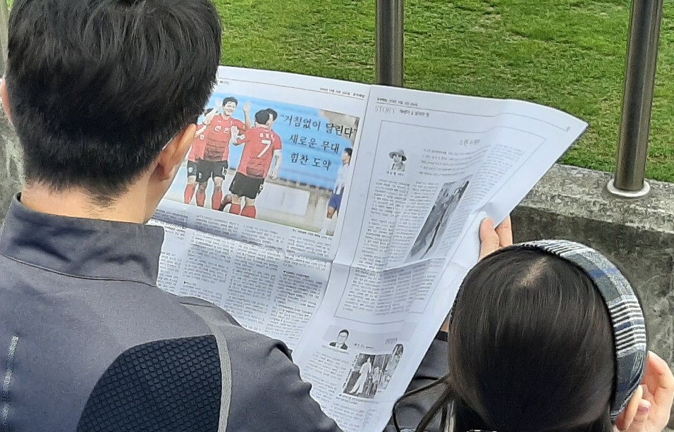 천안시청축구단이 지난 19일 천안축구센터에서 열린 홈경기에서 중부매일 10월 18일자 신문 수백부를 관중들에게 배포했다.