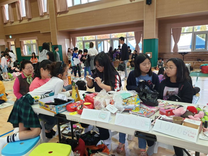 청주 증안초등학교는 학부모회 주최로 물건 재활용을 통한 학생들의 경제교육과 지구의 환경을 생각하는 기회를 제공하기 하기 플리마켓을 열었다고 21일 밝혔다. / 증안초등학교 제공