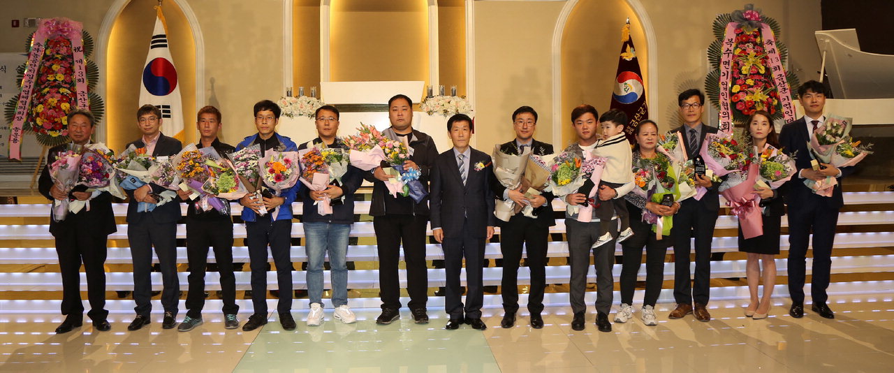 제13회 금산군기업인대회에서 수상자들이 단체사진을 찍고 있다. / 금산군 제공