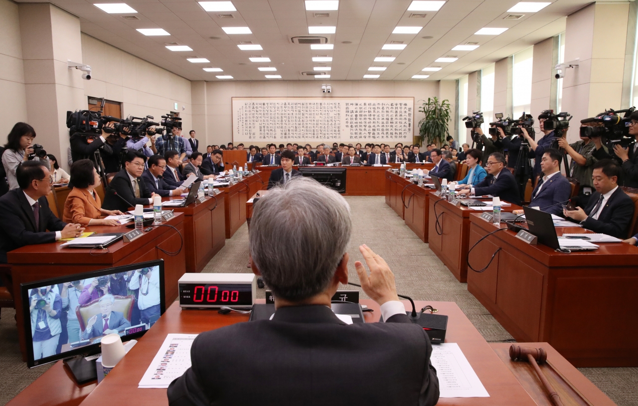 21일 국회에서 열린 법제사법위원회 국정감사에서 더불어민주당과 자유한국당 의원들이 '패스트트랙 충돌' 관련 설전을 벌이고 있다.