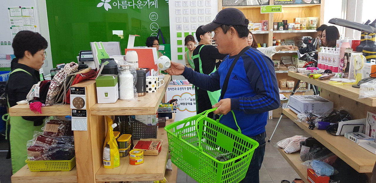 충북도선거관리위원회는 23일 아름다운가게 청주신봉점에서 '아름다운 하루'바자회를 개최한 가운데 방문객이 기증물품을 고르고 있다.