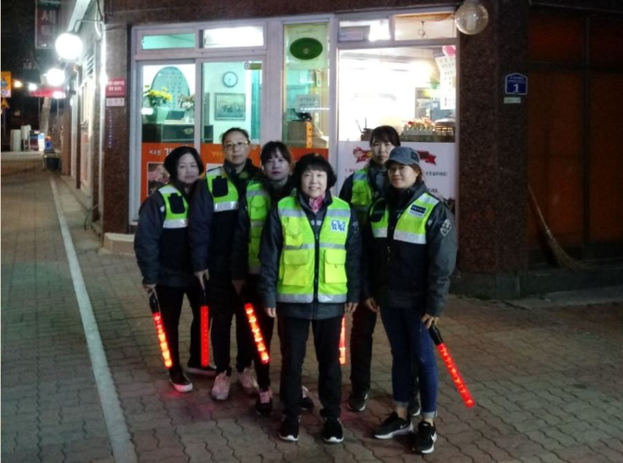 청주시 흥덕구 복대2동 여성자율방범대(대장 박경희)가 지난 22일 여성들의 안전한 귀갓길 조성을 위한 야간 순찰활동을 실시했다.