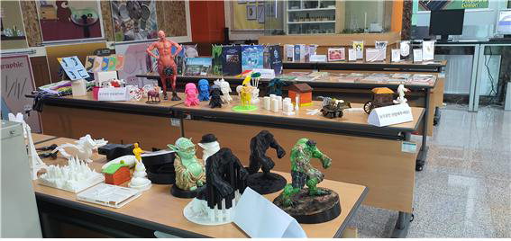 한국산업연수원 충북직업전문학교는 지난 21일부터 오는 31일까지 학내 에코관 로비에서 2019년도 출판디자인 및 3D프린팅 디자인 과정 작품전시회를 개최한다.