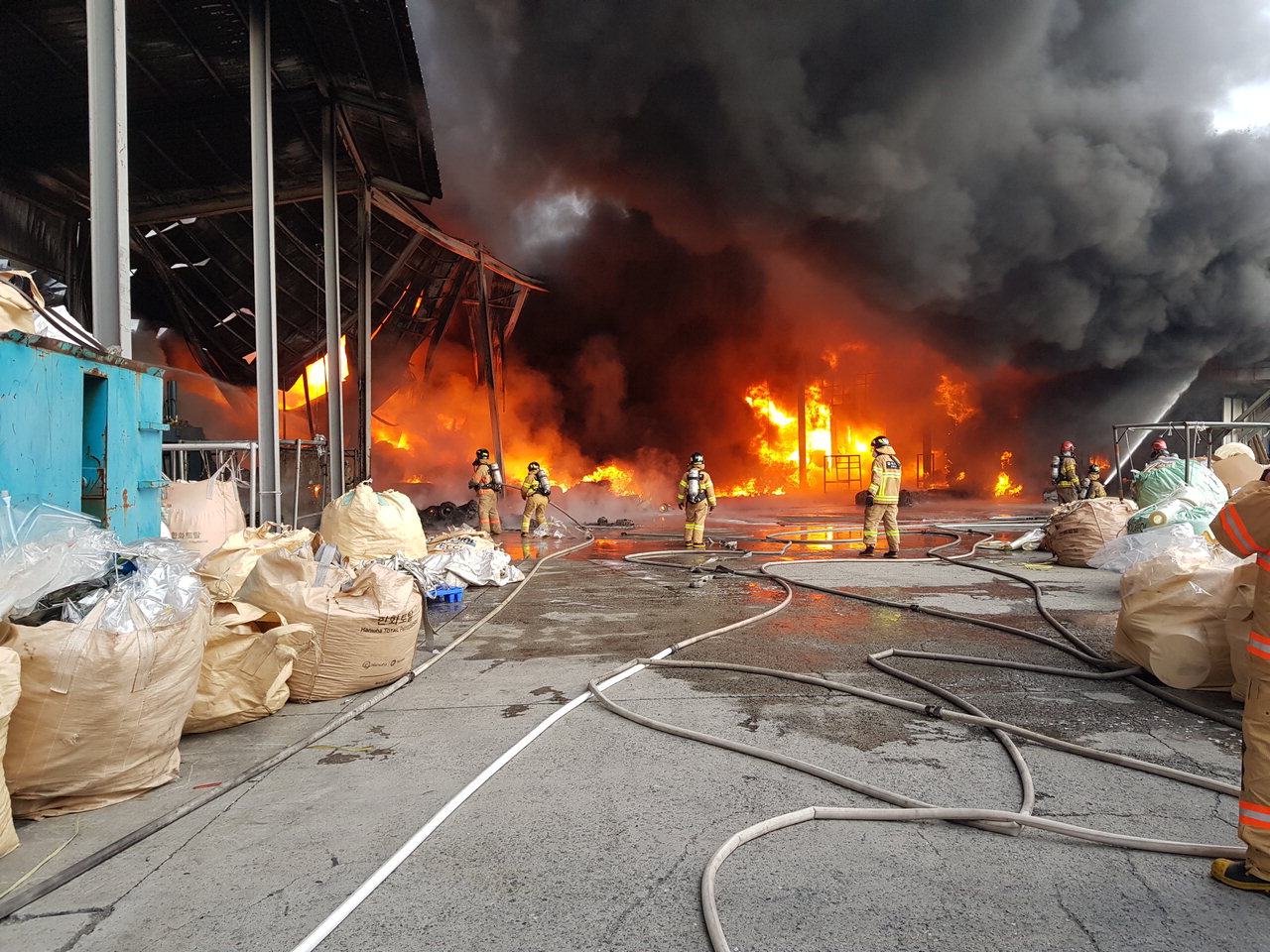 24일 오전 7시 12분께 청주시 청원구 북이면의 한 재활용·폐기물 공장서 화재가 발생했다.