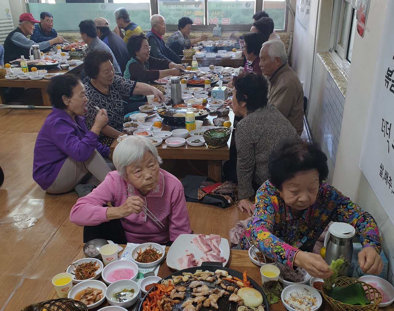 청주시 청원구 우암동 더덕솥뚜껑삼겹살(대표 맹경순)은 24일 관내 독거어르신 20여명을 초청해 삼겹살 점심식사를 대접했다.