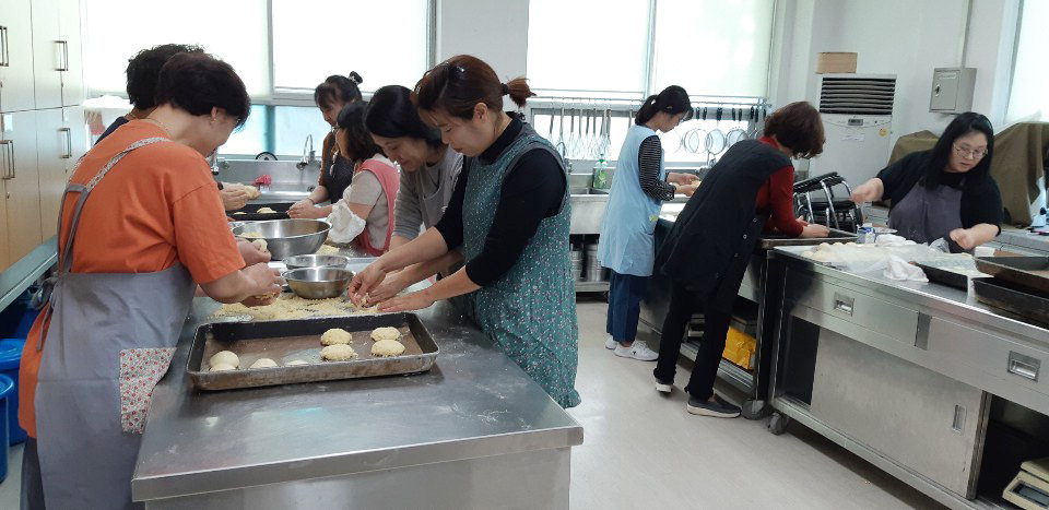 천안시시민문화여성회관 ‘빵수레’ 동우회가 25일 직접 구운 빵을 쌍용종합사회복지관에 전달하기 위해 빵을 만들고 있다. /천안시 제공