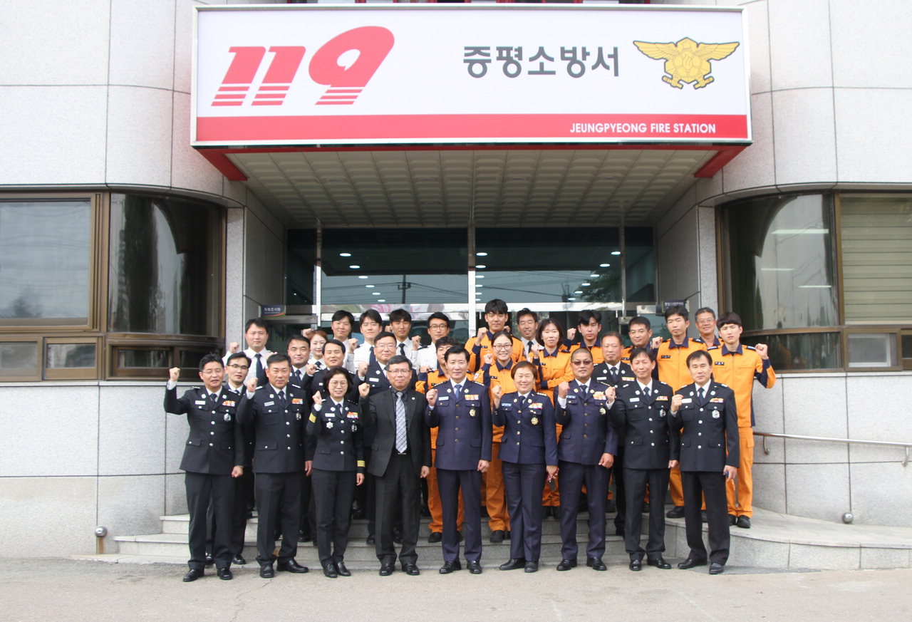 김연상 충북소방본부장은 25일 증평소방서를 방문해 직원을 격려하고 기념촬영을 했다.