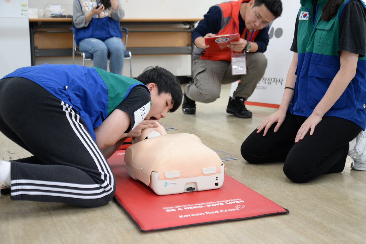 지난 26일 충북적십자사에서 열린 53회 충북도 응급처치 경연대회에 출전한 한 학생이 심폐소생술(CPR)을 하고 있다. /충북적십자사 제공
